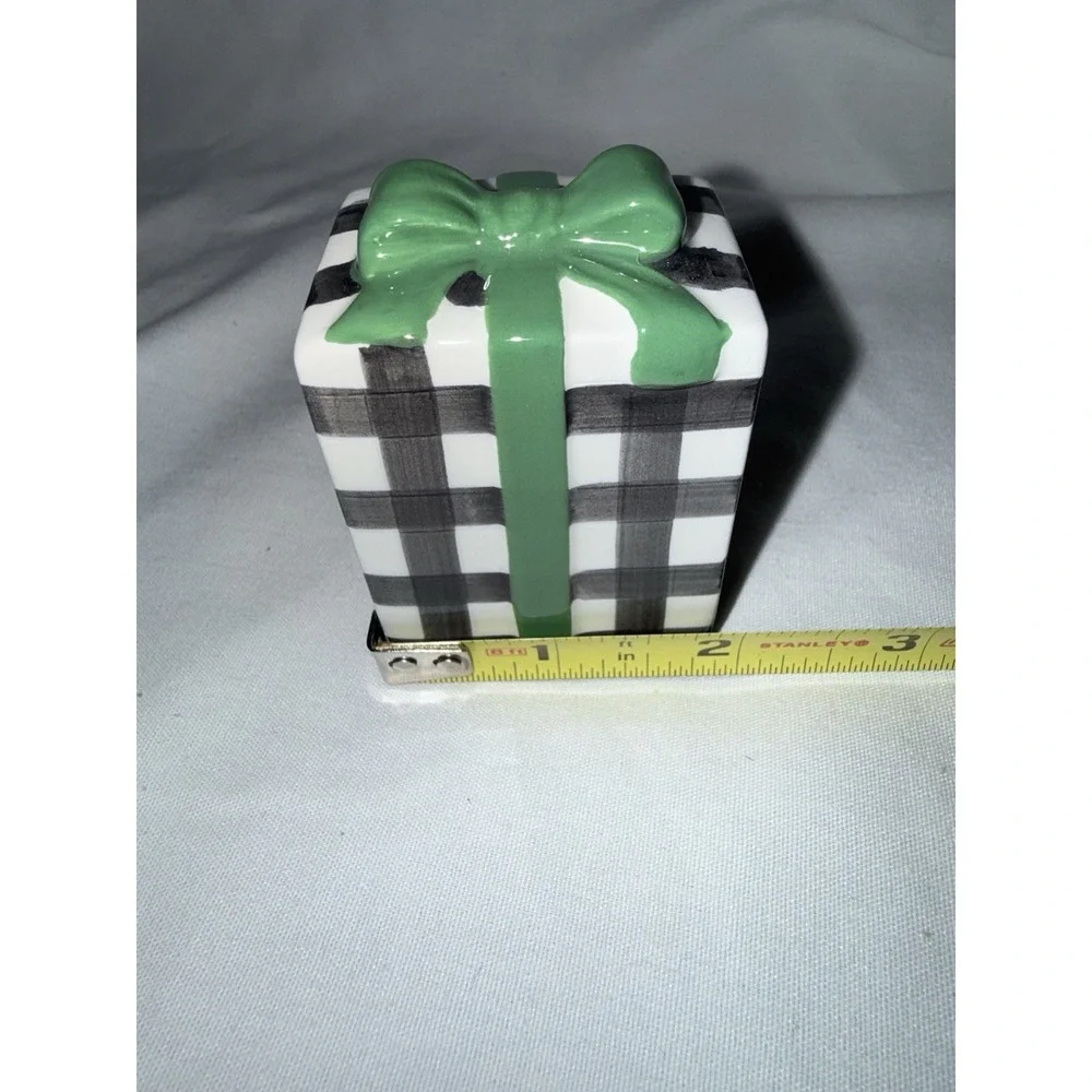 Hallmark Salt‎ and Pepper Shakers Ceramic Christmas Presents Wrapped Gift Boxes